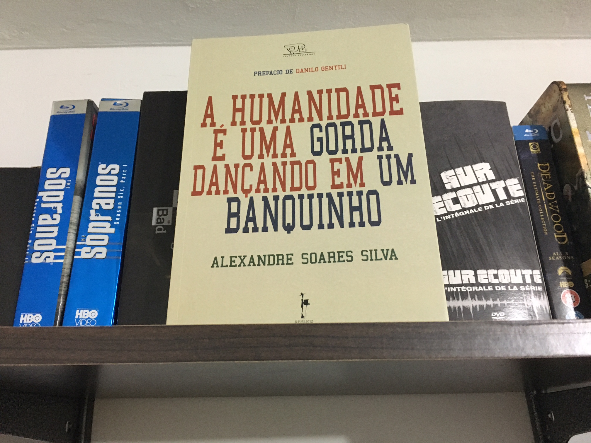 alexandre_soares_silva_a_humanidade_e_uma-gorda_dancando_em_um_banquinho